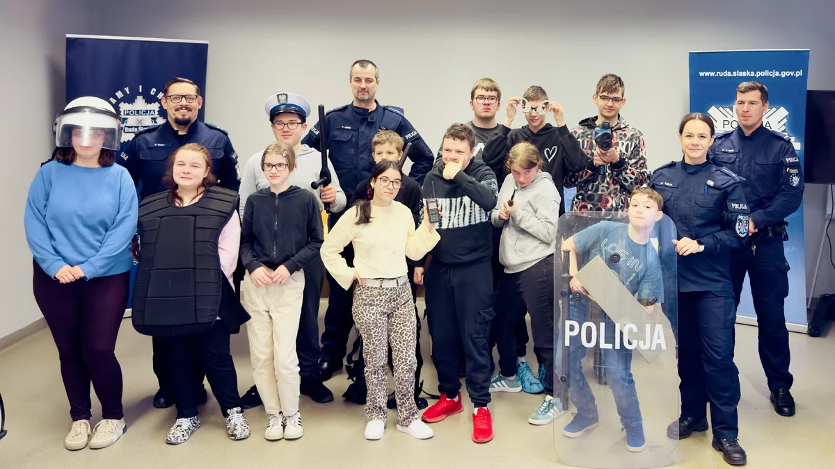 Uczniowie SPS nr 11 zajrzeli za kulisy rudzkiej policji. Na koniec czekała ich wyjątkowa niespodzianka