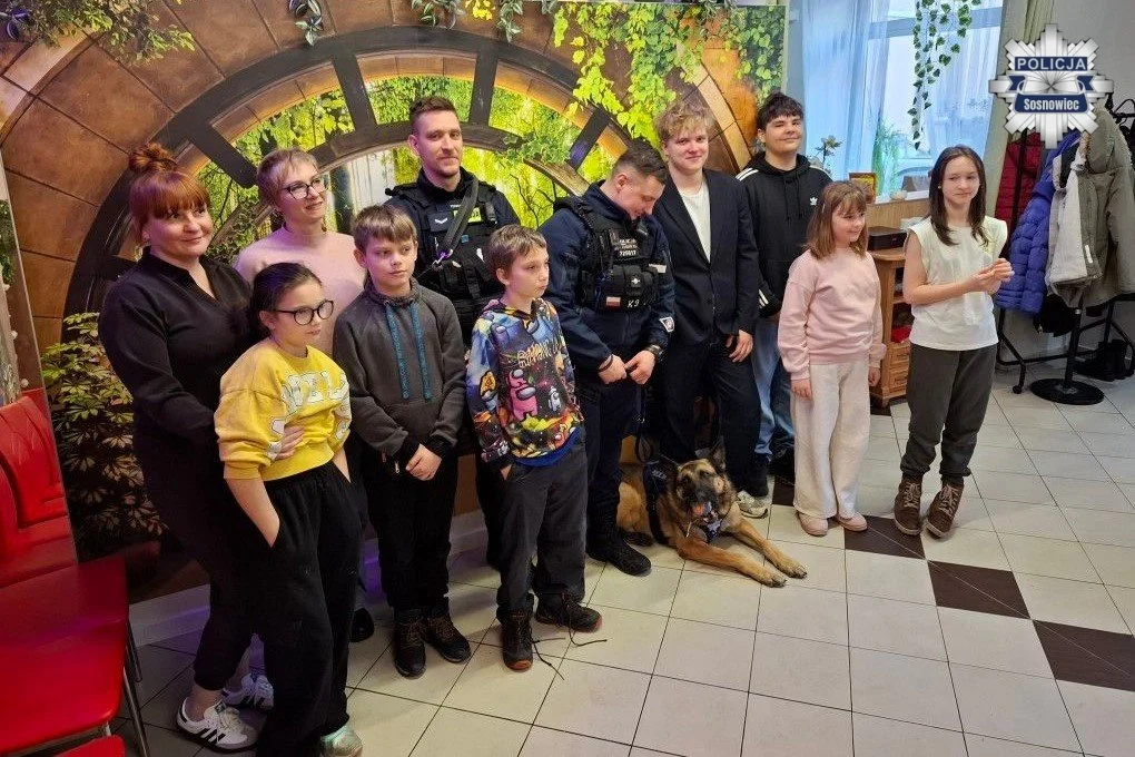 Bezpieczne ferie – spotkanie przewodników psów służbowych z dziećmi z pieczy zastępczej