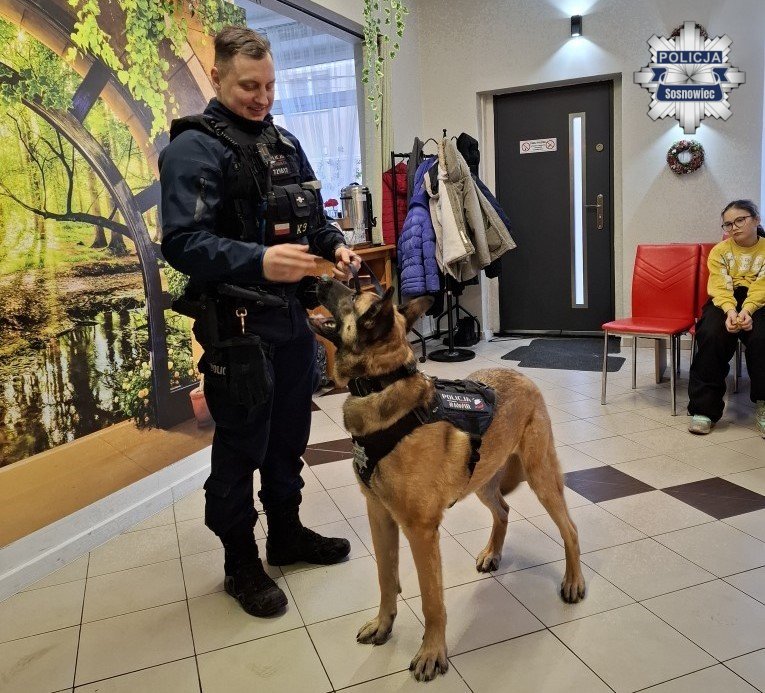 Bezpieczne ferie – spotkanie przewodników psów służbowych z dziećmi z pieczy zastępczej / fot. KMP Sosnowiec