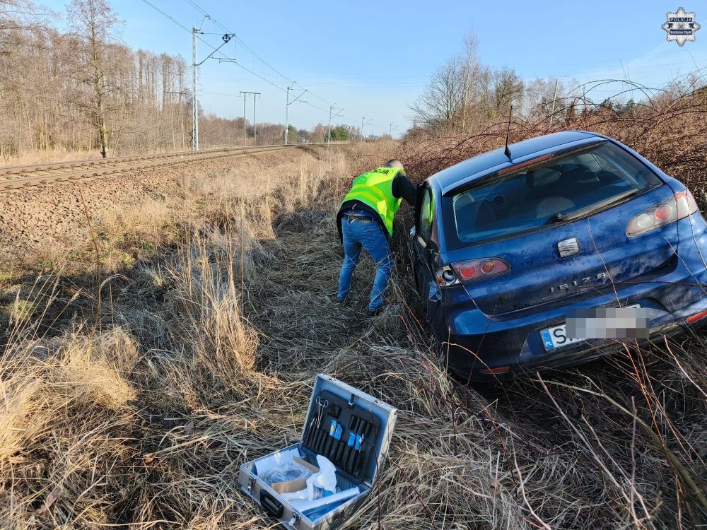 Wjechał wprost pod nadjeżdżający pociąg. Pijany 48-latek próbował uciec /fot. KMP Wodzisław Śląski