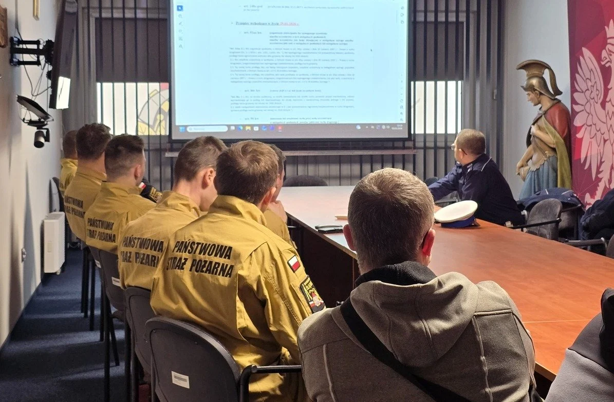 Policjanci szkolili strażaków z kierowania ruchem i bezpieczeństwa na miejscu zdarzeń drogowych