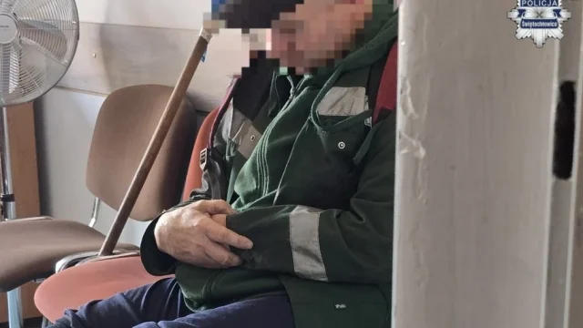 Świętochłowiczanin znęcał się nad swoją 78-letnią matką. Został aresztowany po tym, jak wbił widelec w ręce matki