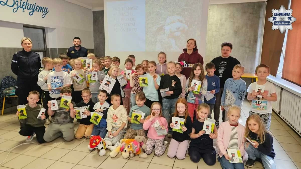 „Łapy w górę” w SP8 – wspólna lekcja bezpieczeństwa i empatii wobec zwierząt