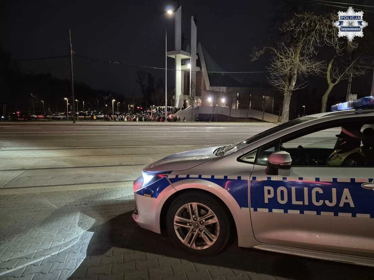Drogi Krzyżowe w Świętochłowicach. Policjanci czuwali nad bezpieczeństwem wiernych w Piaśnikach i Lipinach