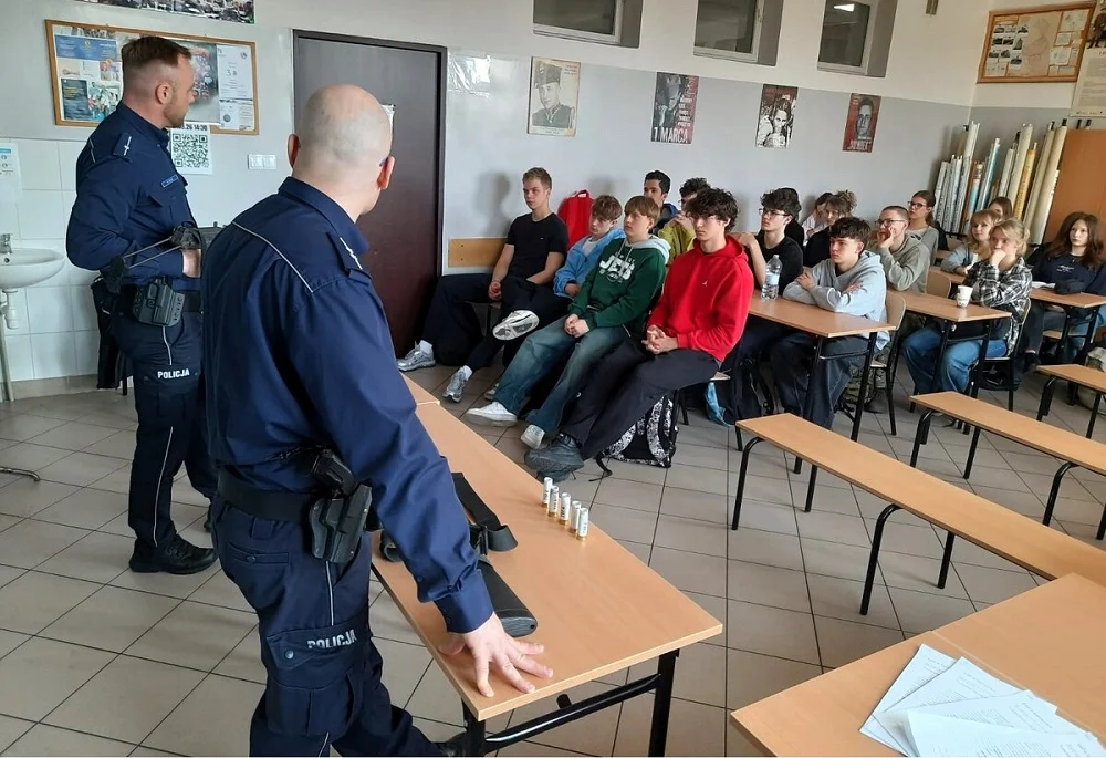 Policyjne szkolenie o broni palnej dla uczniów II LO w Tychach