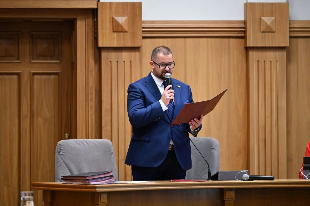 Zwrot akcji podczas sesji Rady Miasta – Arkadiusz Pilarz odwołany z roli przewodniczącego