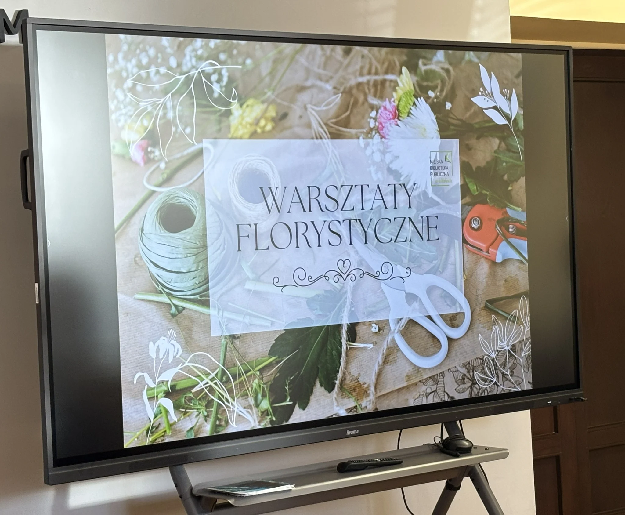 Kwiaty zamiast szydełka. W bibliotece w Mikołowie powstały prace na charytatywny kiermasz / fot. MBP