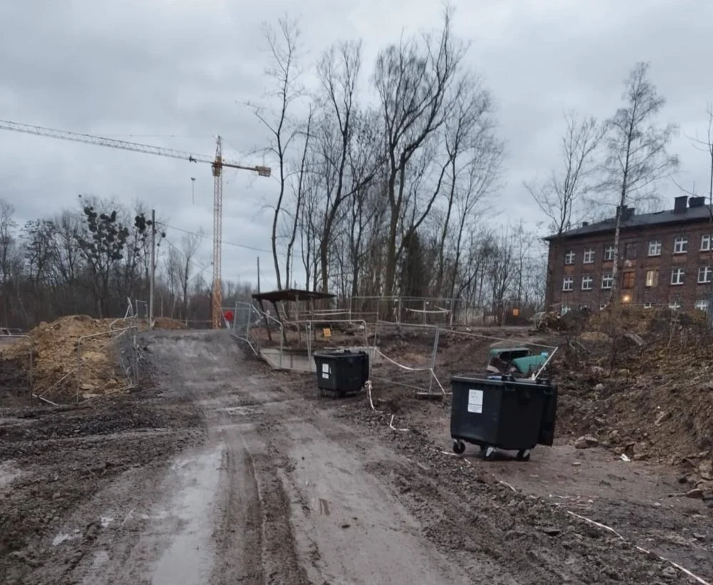 Mieszkańcy okolic ulicy Szyb Bartosza brodzili w błocie. Interweniowały miasto i spółdzielnia