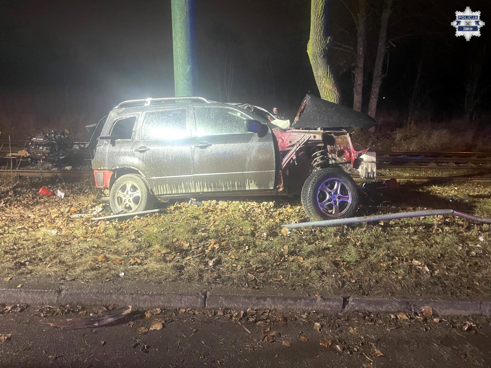 Groźny wypadek na Bytomskiej w Zabrzu. Samochód wbił się w drzewo i słup