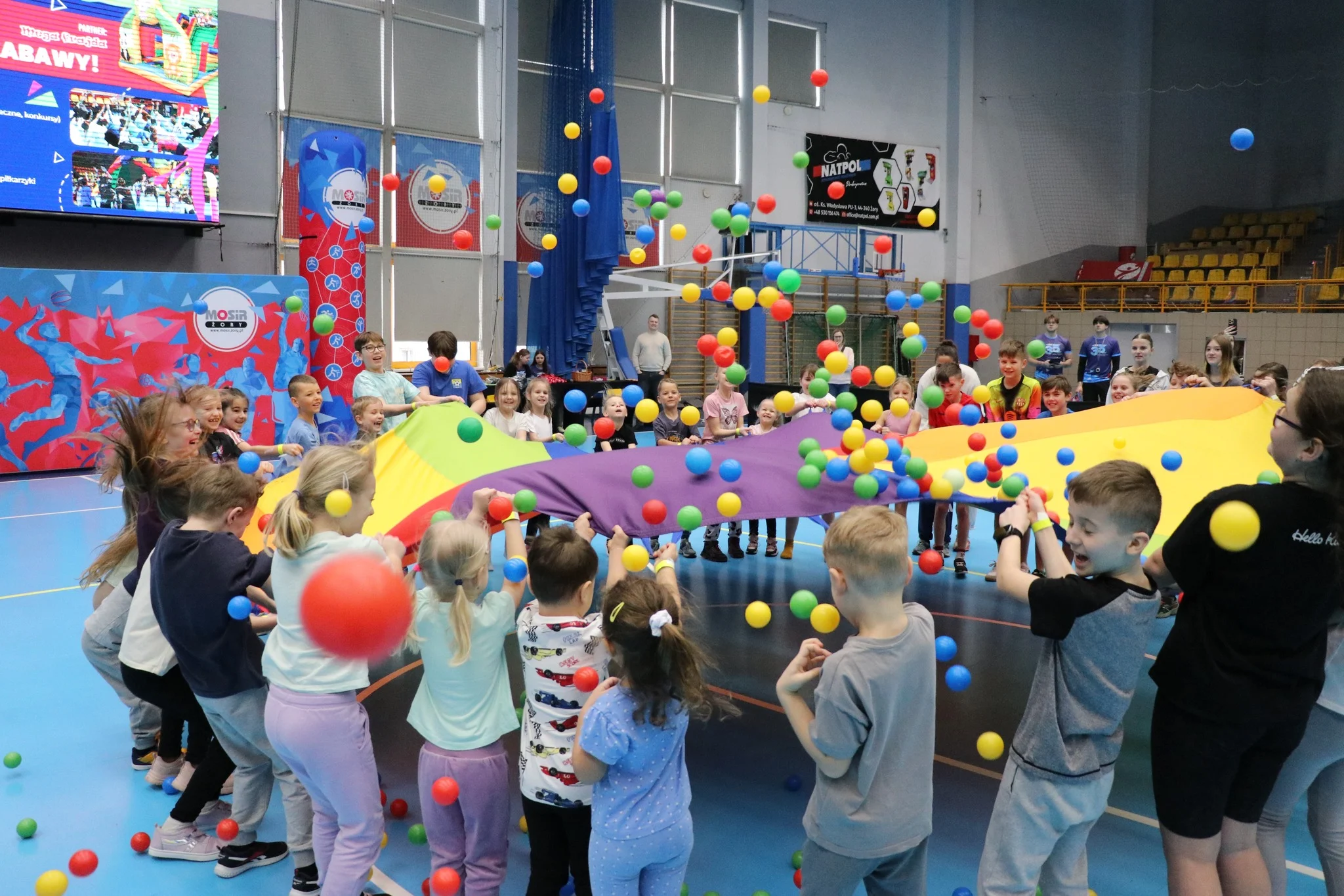 Akcja Zima w Żorach. Hala MOSiR pełna młodych uczestników