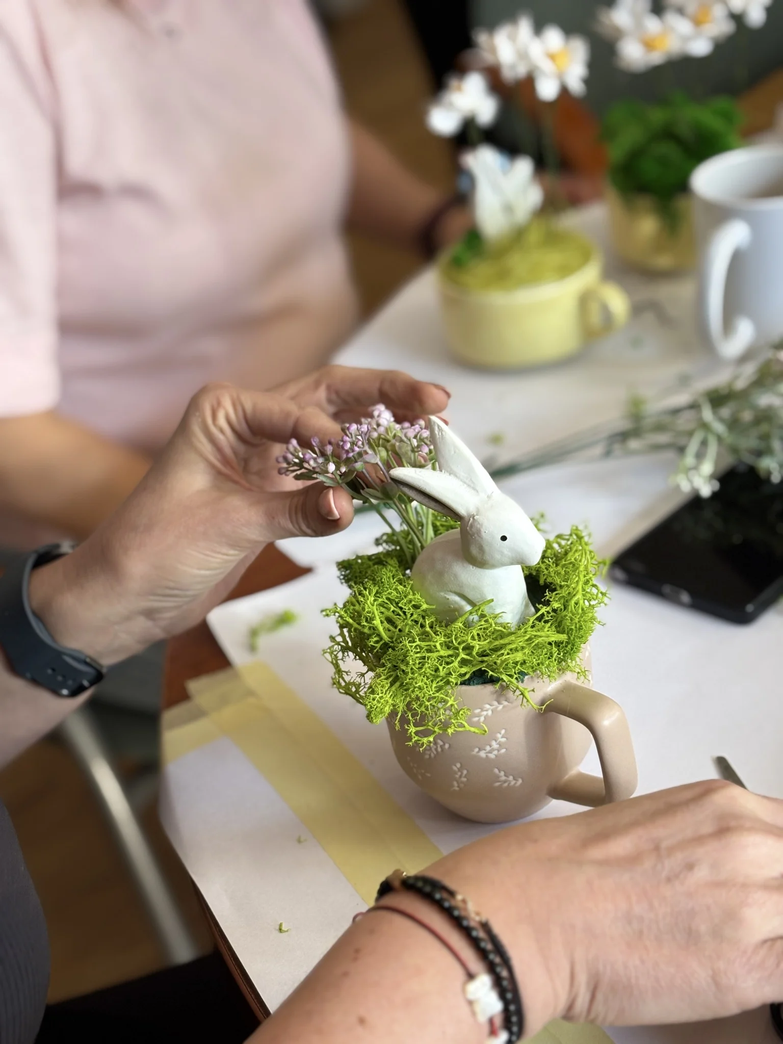 Kwiaty zamiast szydełka. W bibliotece w Mikołowie powstały prace na charytatywny kiermasz / fot. MBP