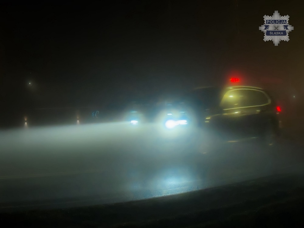 Widoczność spada? Zasady bezpiecznej jazdy we mgle