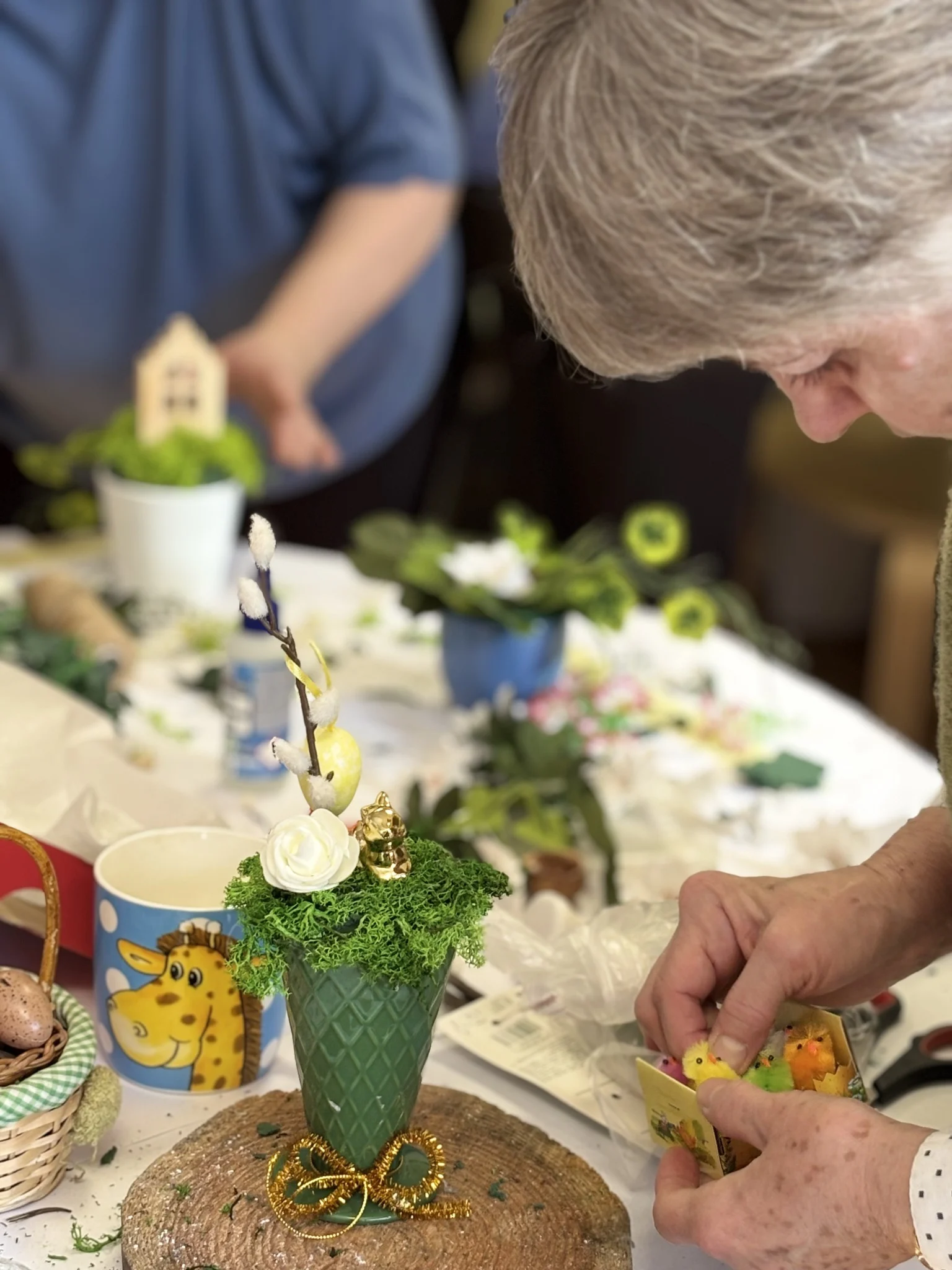 Kwiaty zamiast szydełka. W bibliotece w Mikołowie powstały prace na charytatywny kiermasz / fot. MBP