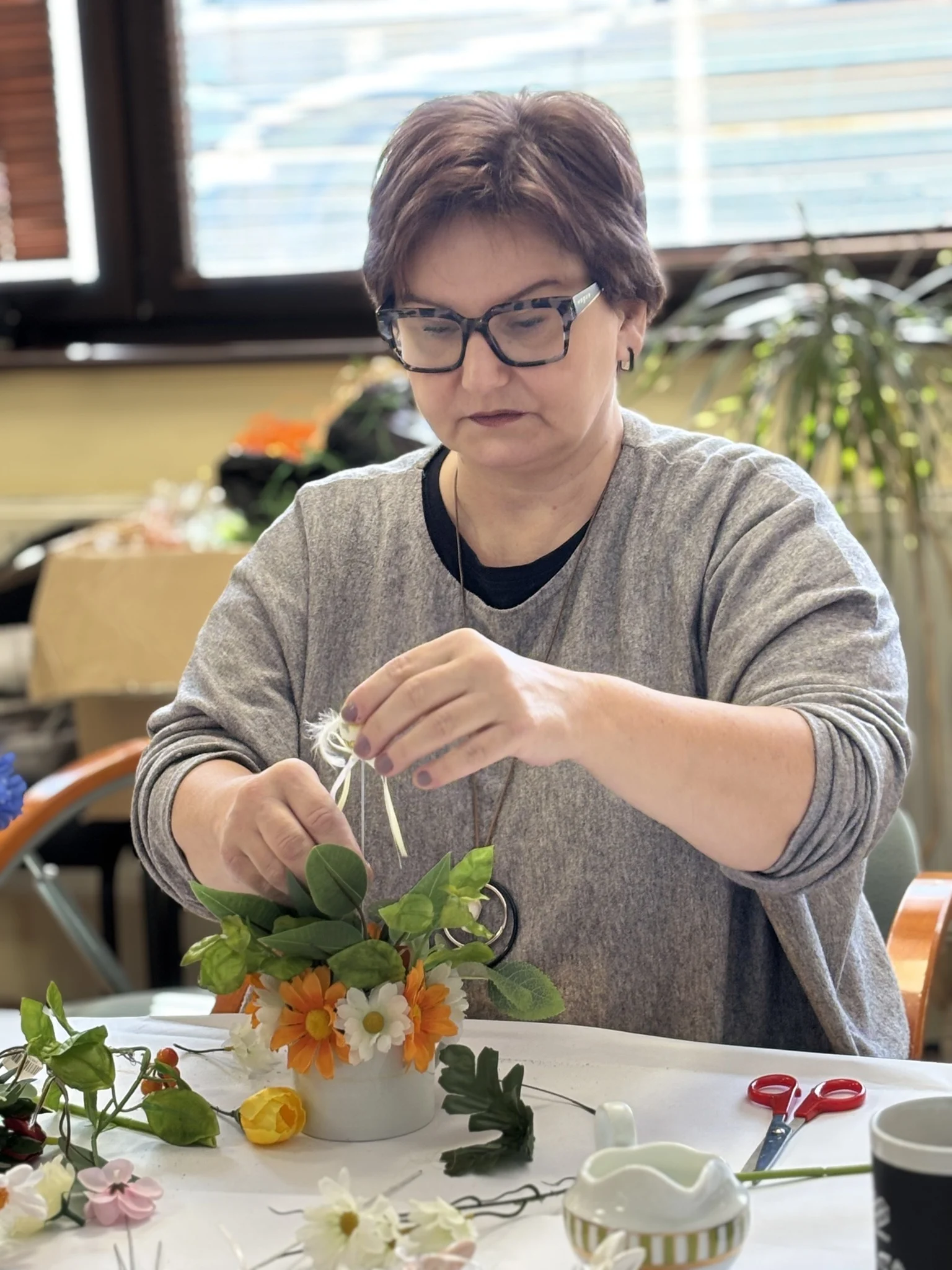 Kwiaty zamiast szydełka. W bibliotece w Mikołowie powstały prace na charytatywny kiermasz / fot. MBP
