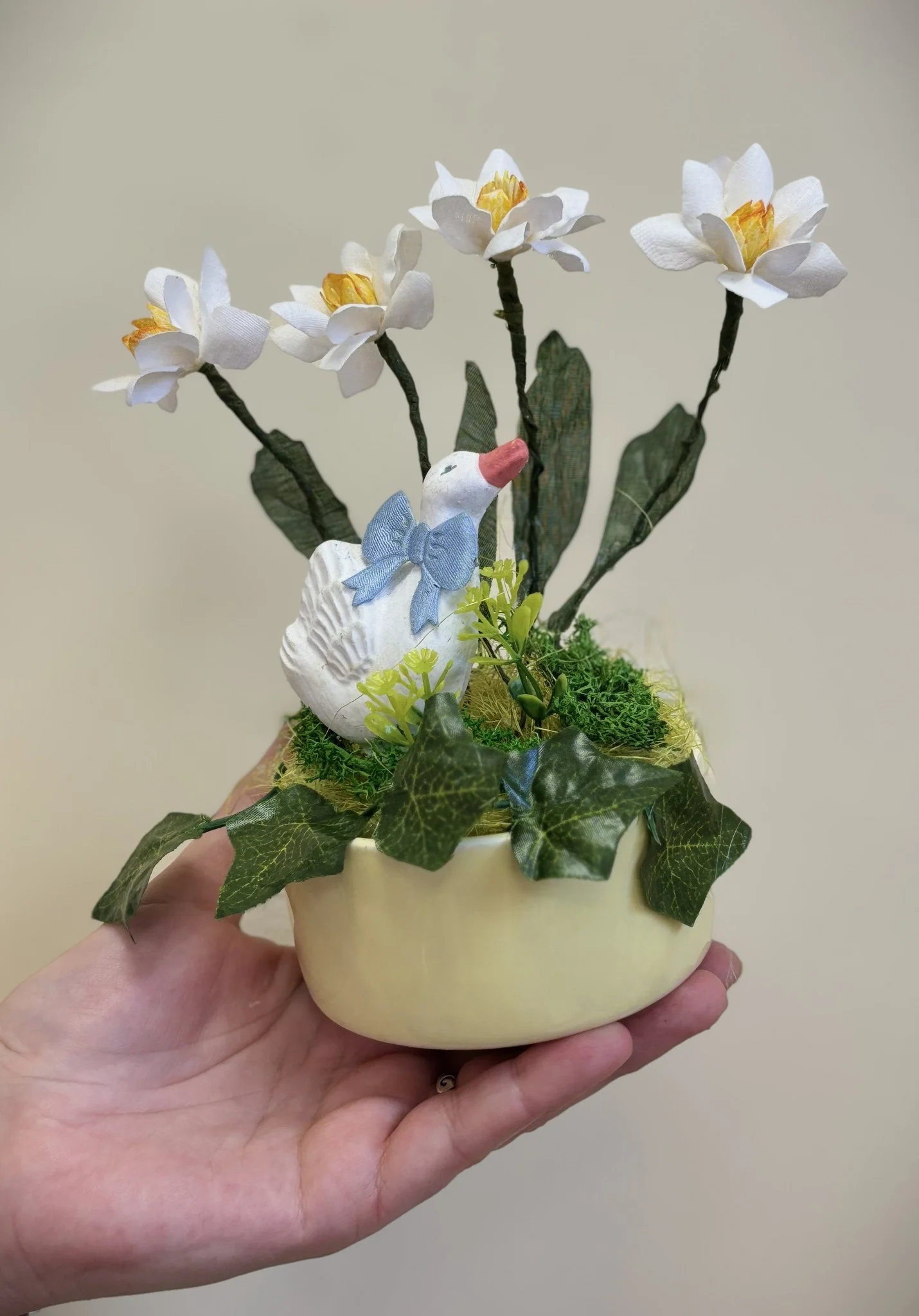 Kwiaty zamiast szydełka. W bibliotece w Mikołowie powstały prace na charytatywny kiermasz / fot. MBP