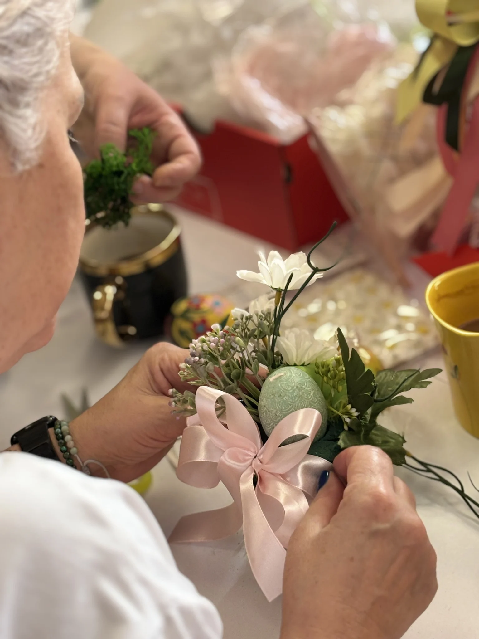 Kwiaty zamiast szydełka. W bibliotece w Mikołowie powstały prace na charytatywny kiermasz / fot. MBP