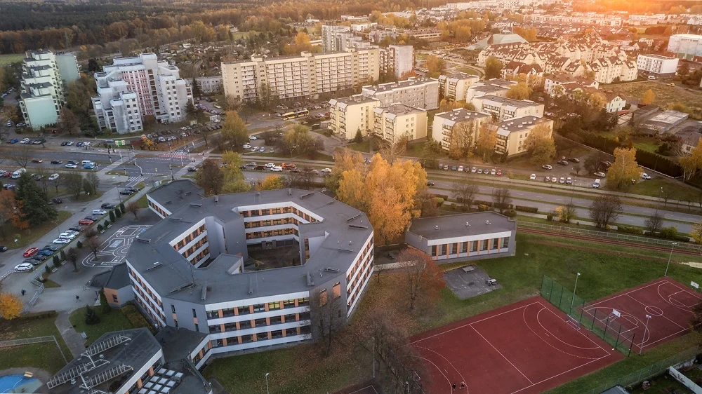 Fotowoltaika i magazyny energii w 11 placówkach oświatowych w Tychach