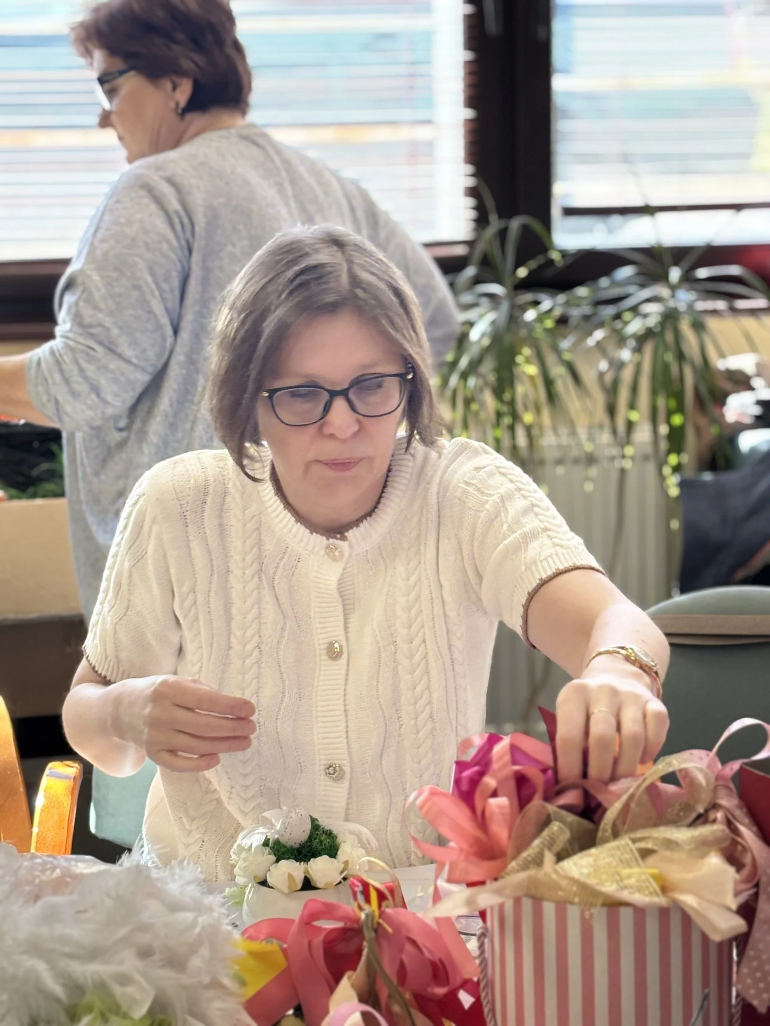 Kwiaty zamiast szydełka. W bibliotece w Mikołowie powstały prace na charytatywny kiermasz / fot. MBP