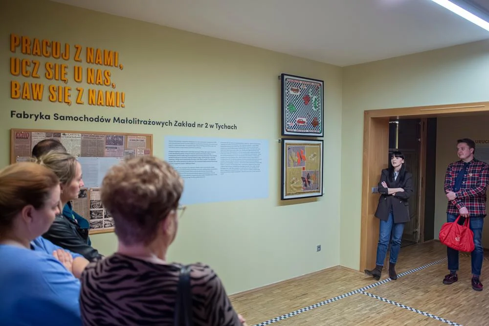 Historia Fiata 126p w Tychach. Spacer po wystawie z kolekcjonerem pamiątek