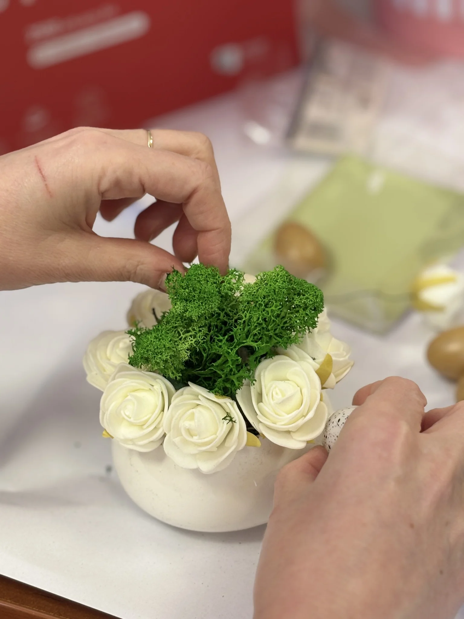 Kwiaty zamiast szydełka. W bibliotece w Mikołowie powstały prace na charytatywny kiermasz / fot. MBP