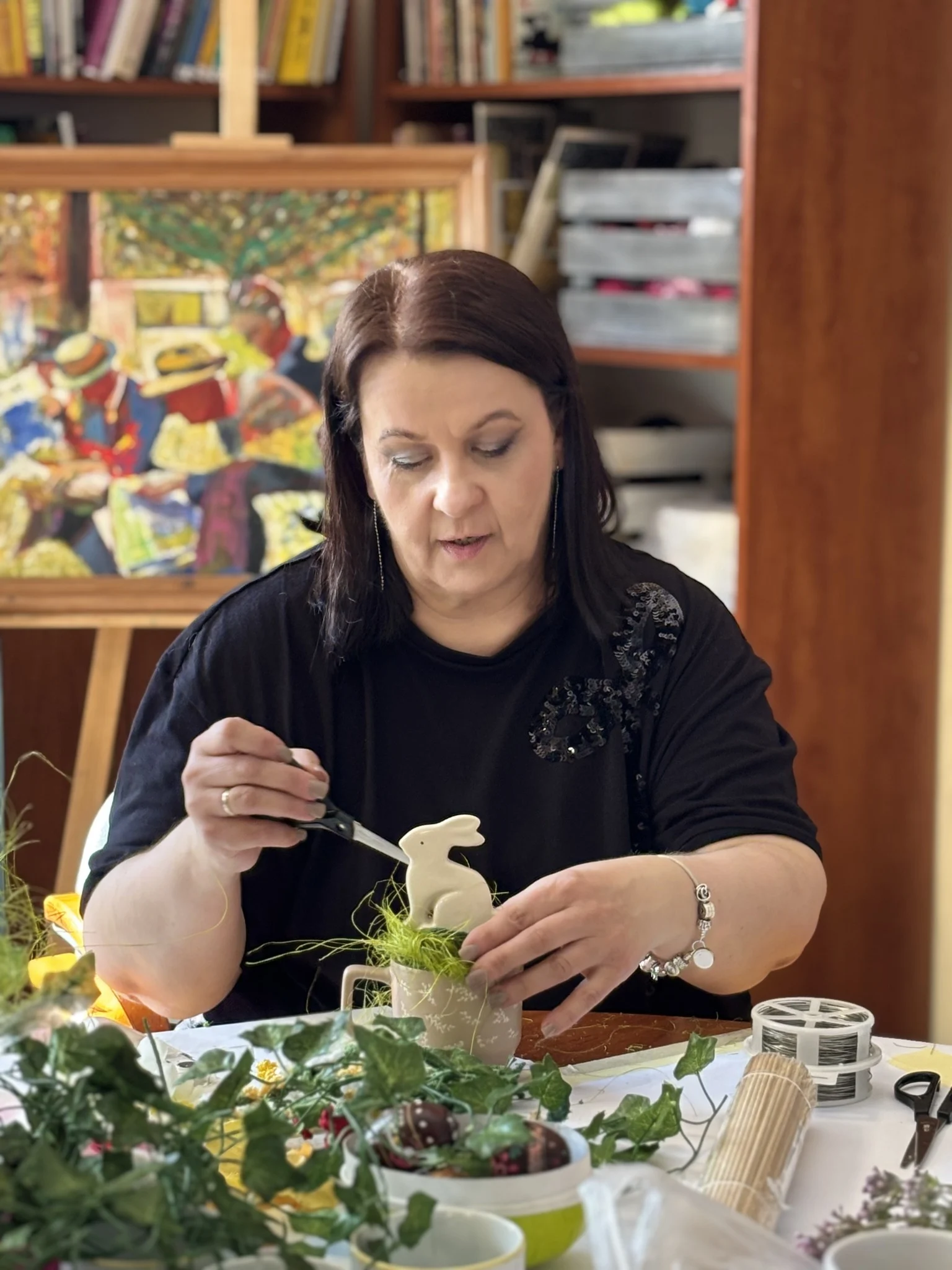 Kwiaty zamiast szydełka. W bibliotece w Mikołowie powstały prace na charytatywny kiermasz / fot. MBP