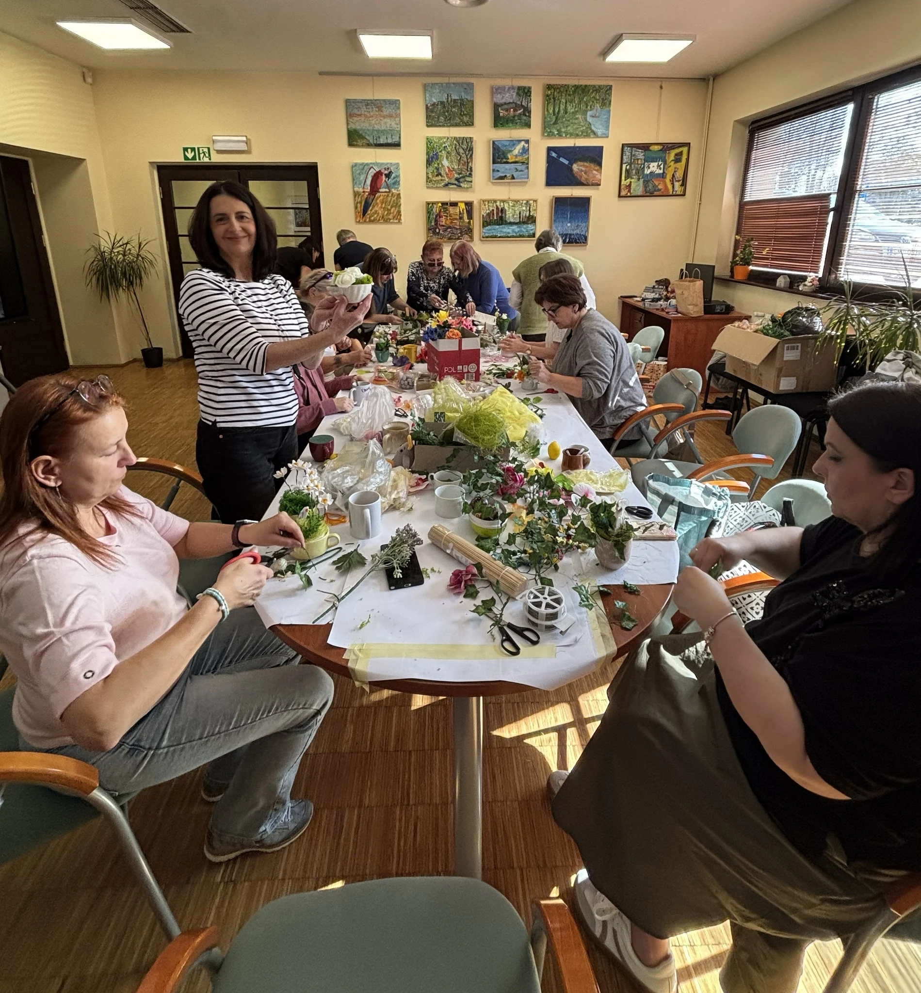 Kwiaty zamiast szydełka. W bibliotece w Mikołowie powstały prace na charytatywny kiermasz / fot. MBP