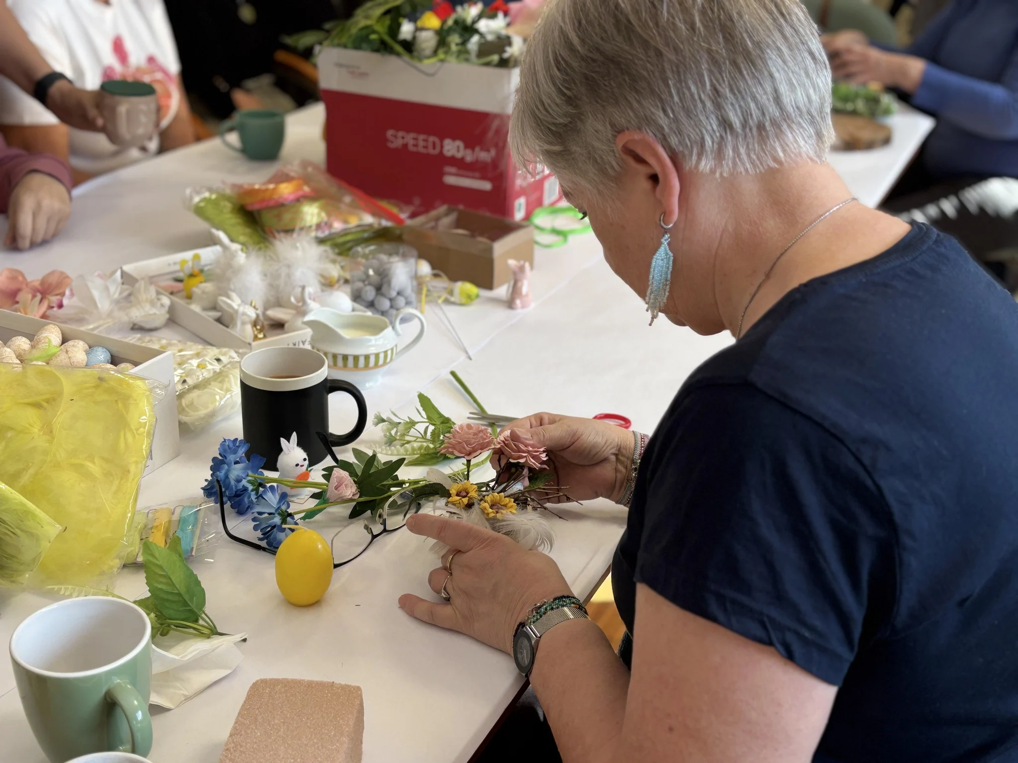 Kwiaty zamiast szydełka. W bibliotece w Mikołowie powstały prace na charytatywny kiermasz / fot. MBP