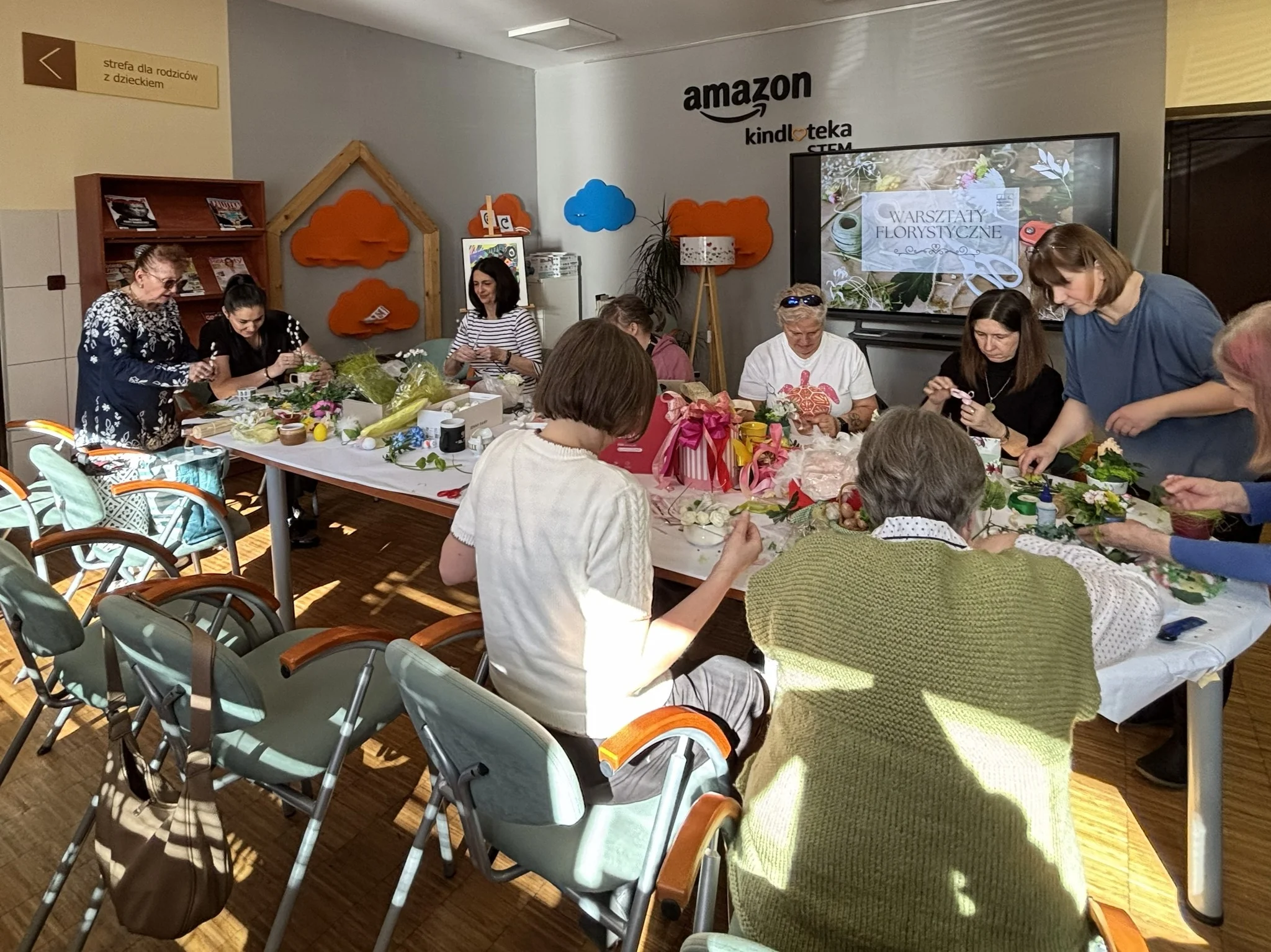 Kwiaty zamiast szydełka. W bibliotece w Mikołowie powstały prace na charytatywny kiermasz / fot. MBP