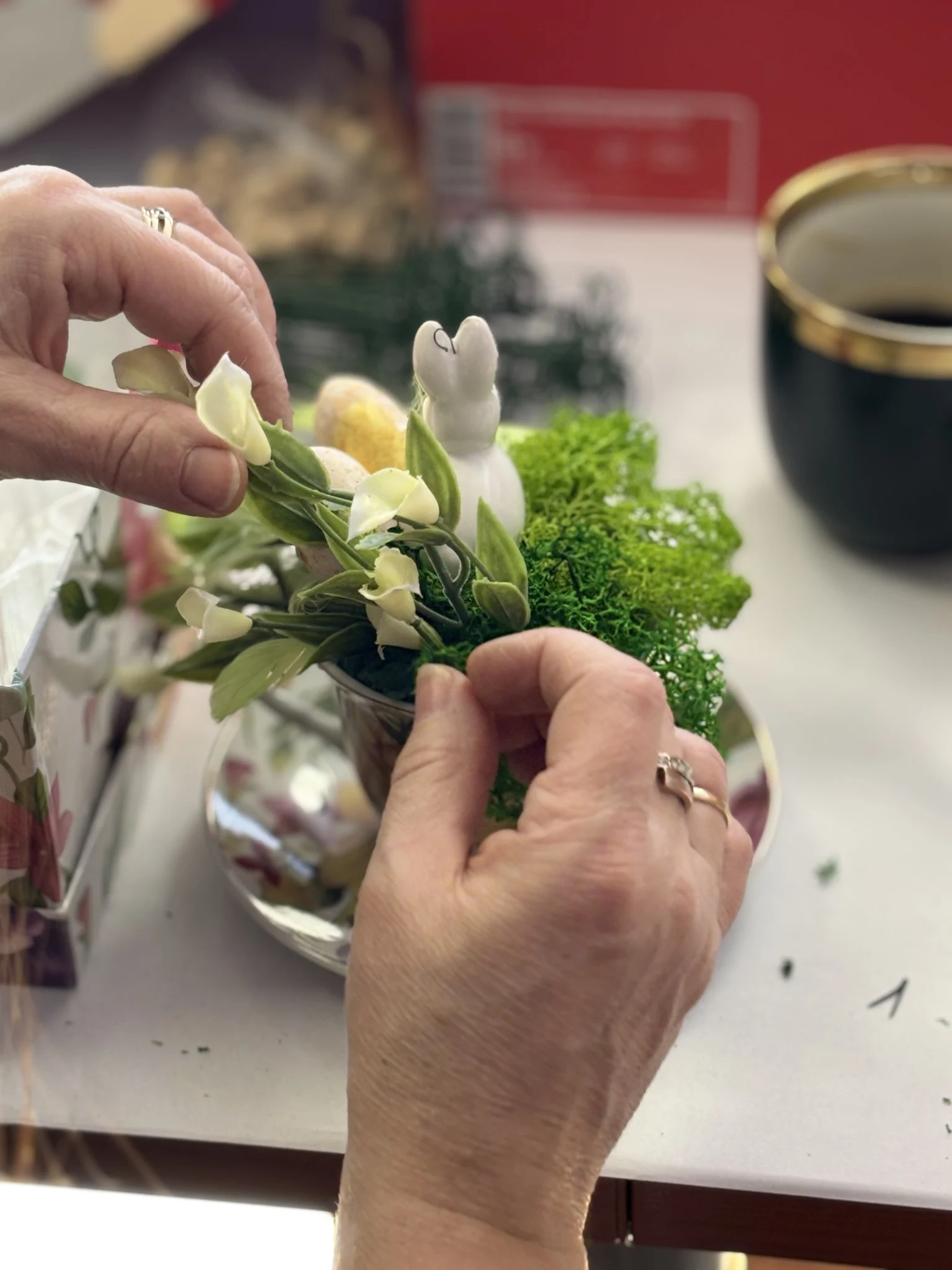 Kwiaty zamiast szydełka. W bibliotece w Mikołowie powstały prace na charytatywny kiermasz / fot. MBP