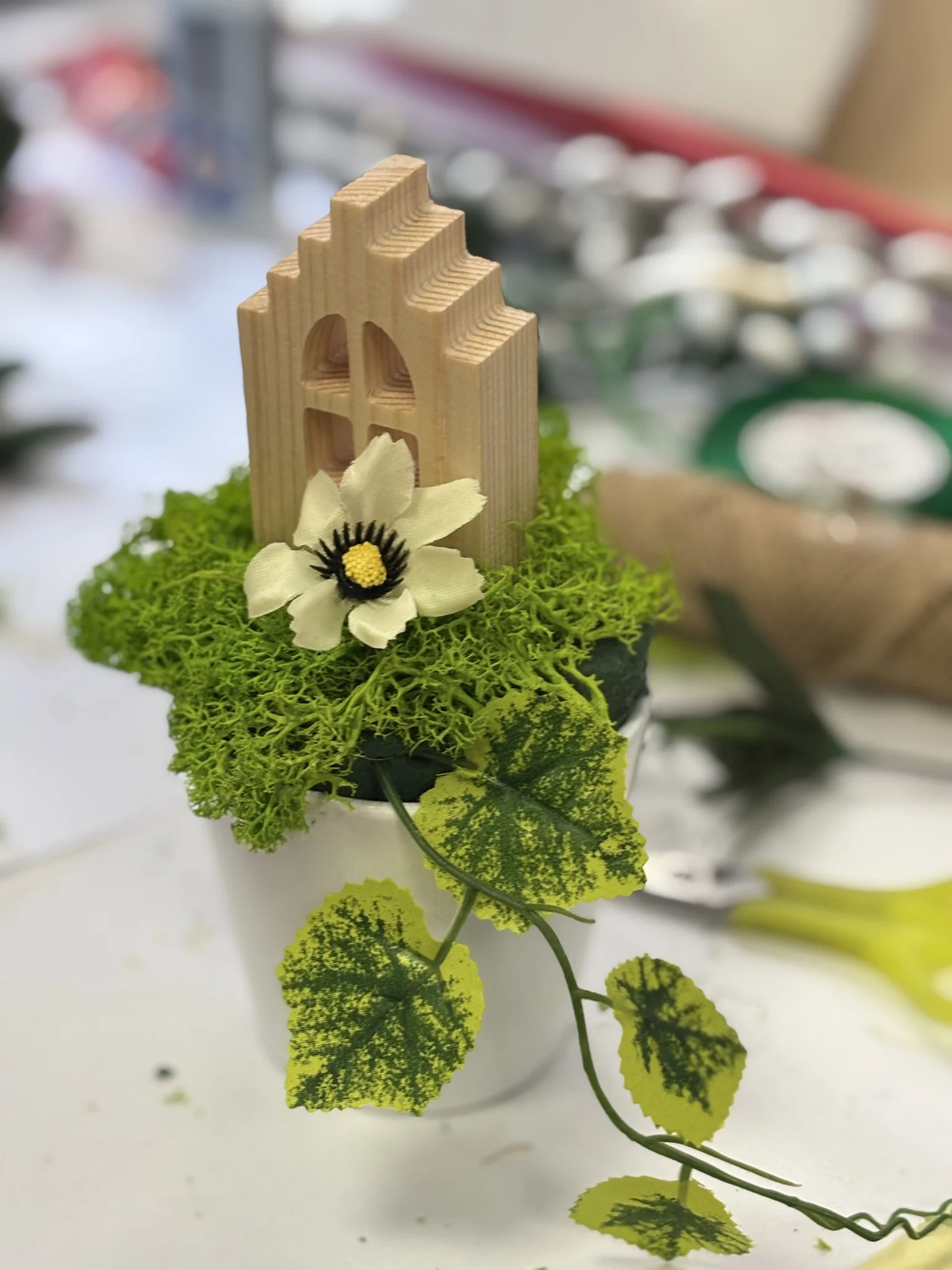 Kwiaty zamiast szydełka. W bibliotece w Mikołowie powstały prace na charytatywny kiermasz / fot. MBP