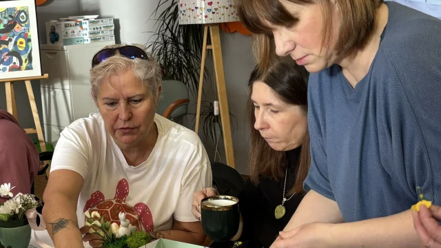 Kwiaty zamiast szydełka. W bibliotece w Mikołowie powstały prace na charytatywny kiermasz