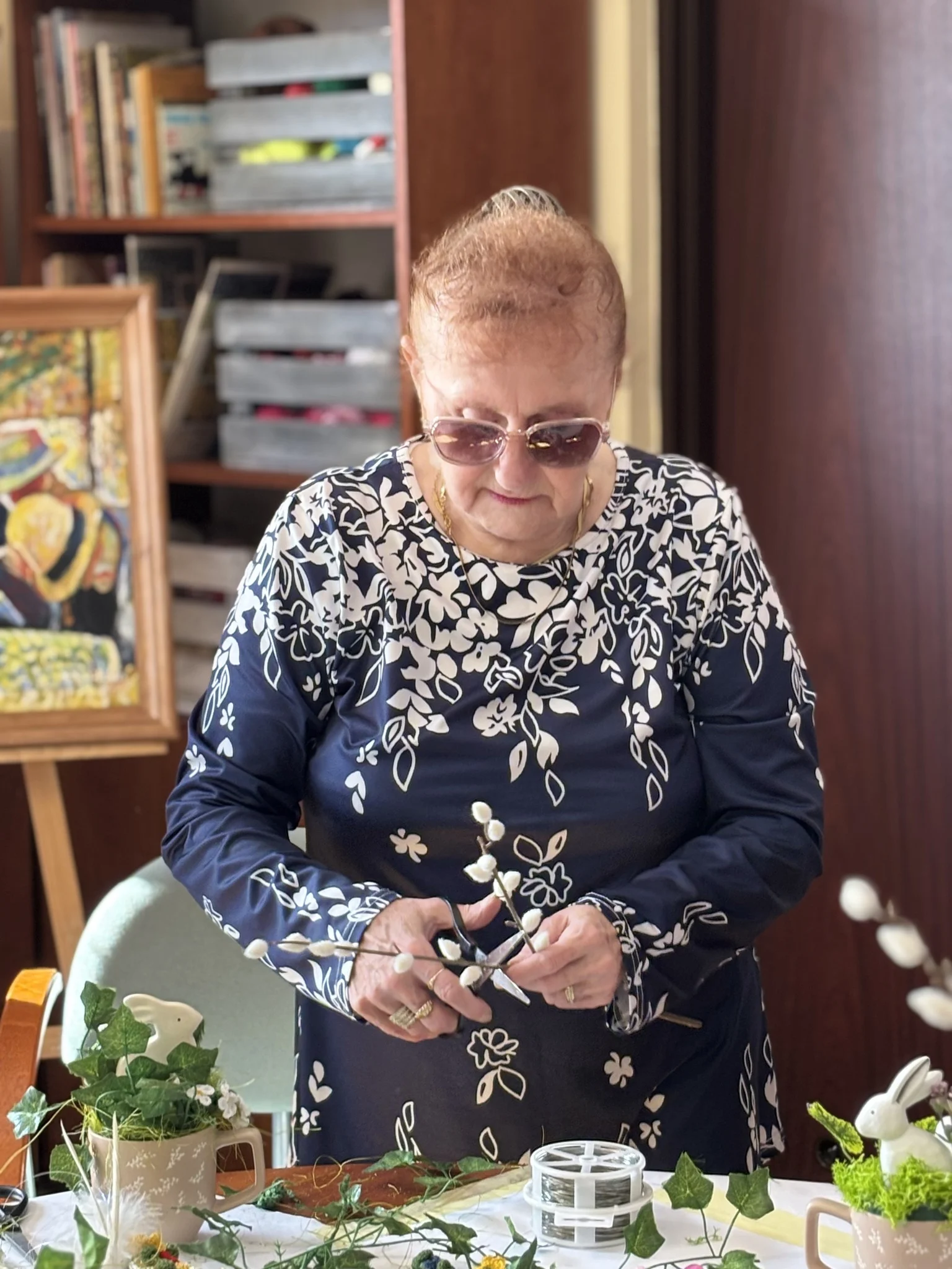 Kwiaty zamiast szydełka. W bibliotece w Mikołowie powstały prace na charytatywny kiermasz / fot. MBP