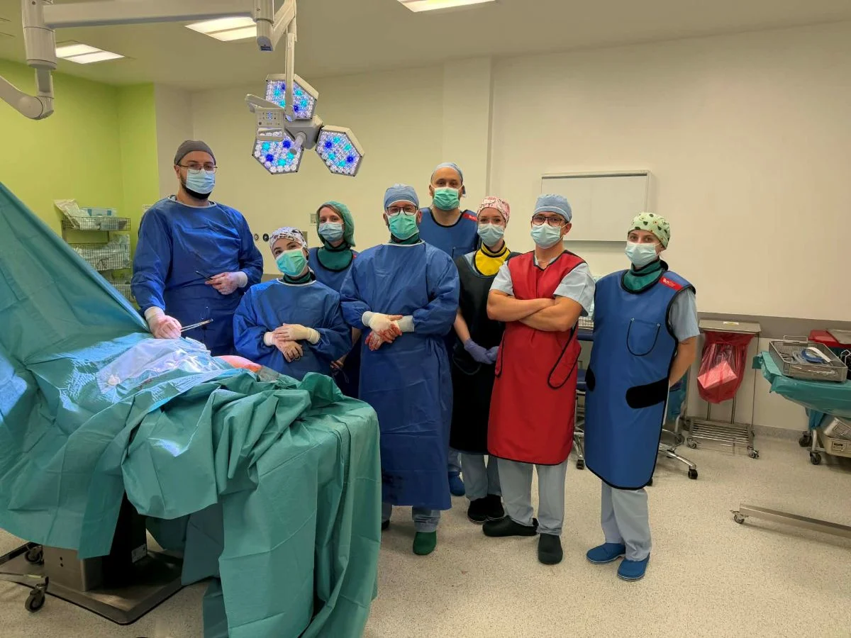 Przełomowy zabieg w chorzowskim szpitalu. Lekarze wydłużyli nogę dziewczynki do 15 cm