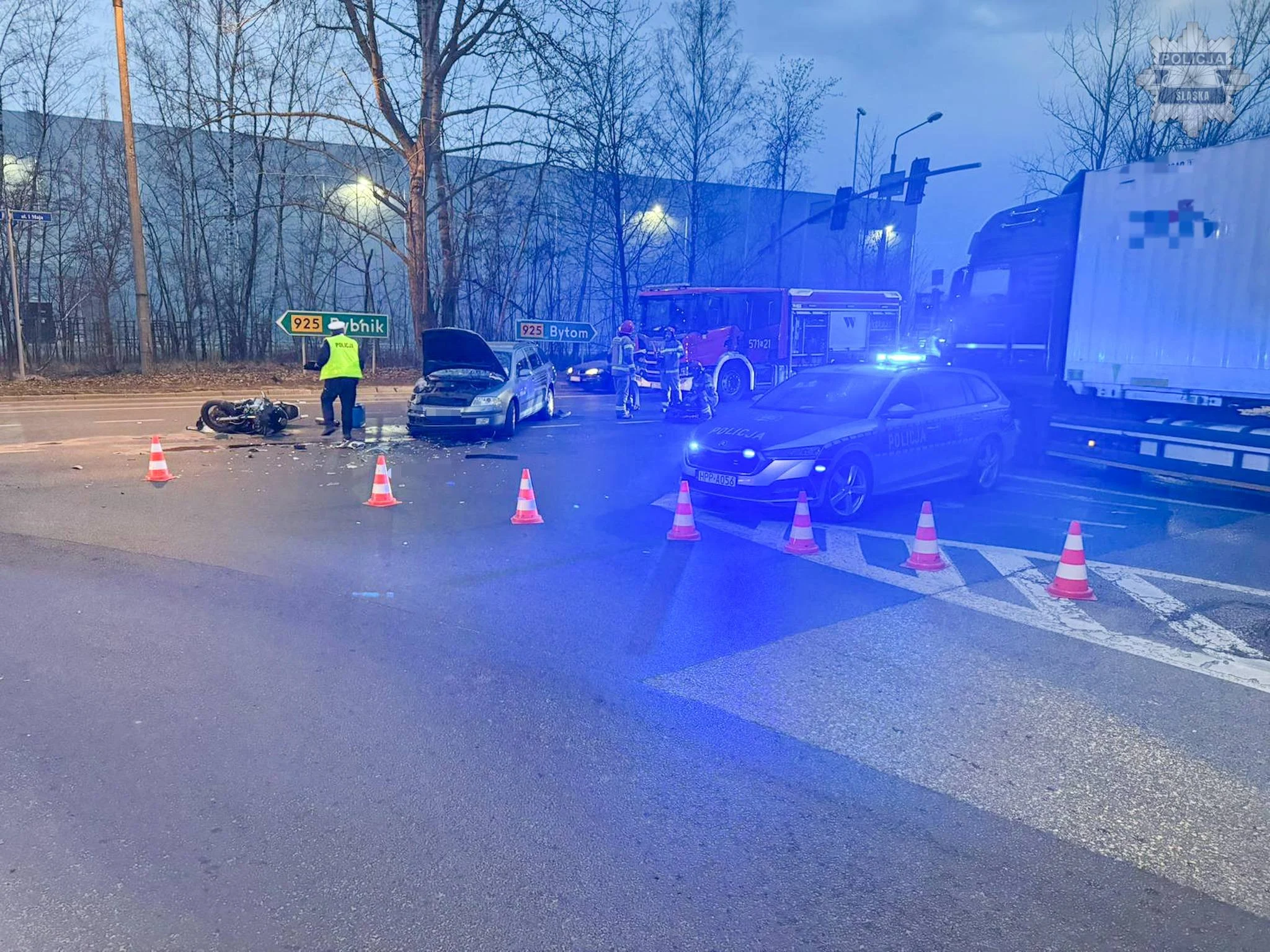 Dramatyczny wypadek w Rudzie Śląskiej. Osobówka zderzyła się z motocyklem / fot. Śląska Policja