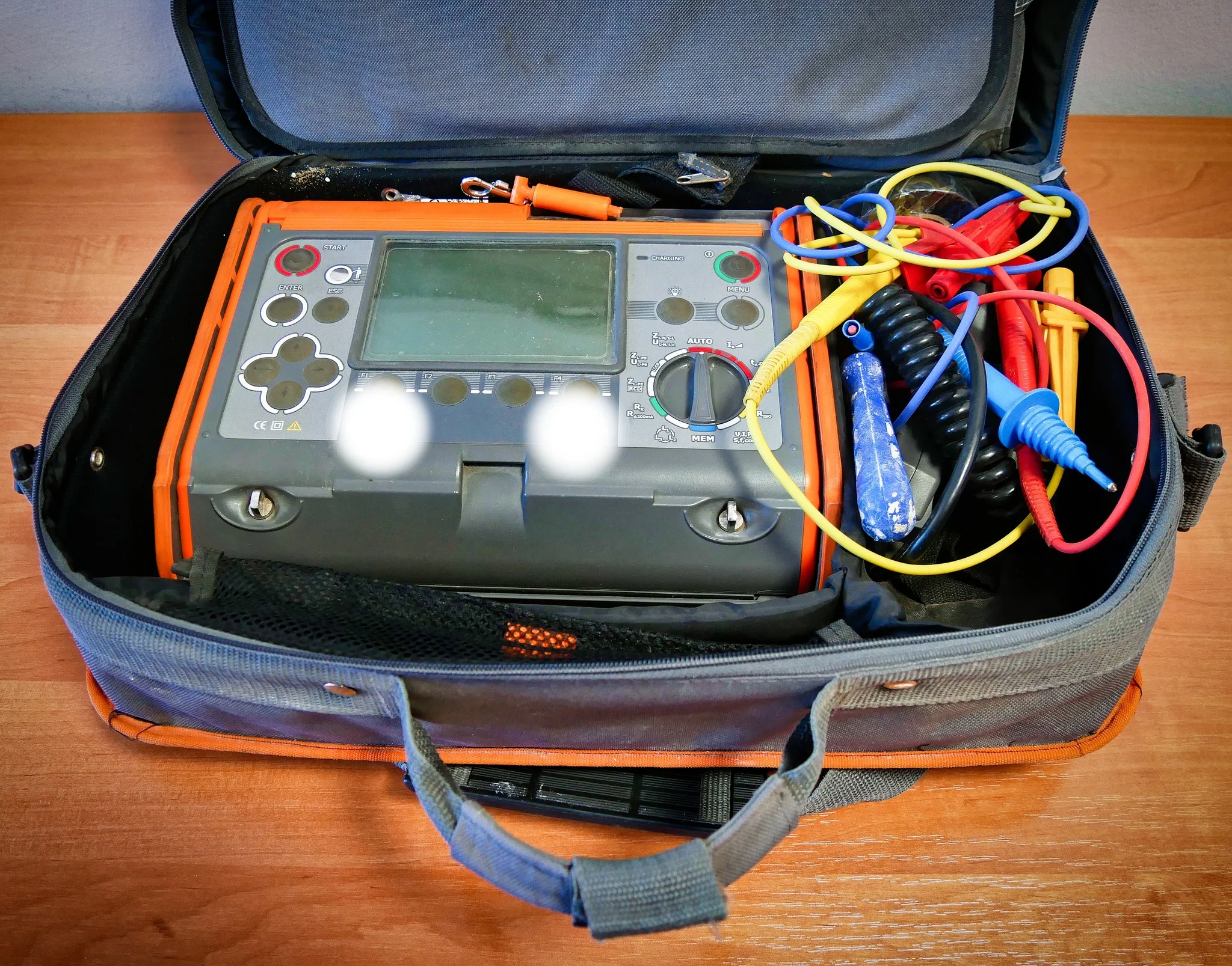 Nietypowe znalezisko w Mikołowie. W starostwie czeka walizka ze specjalistycznym sprzętem