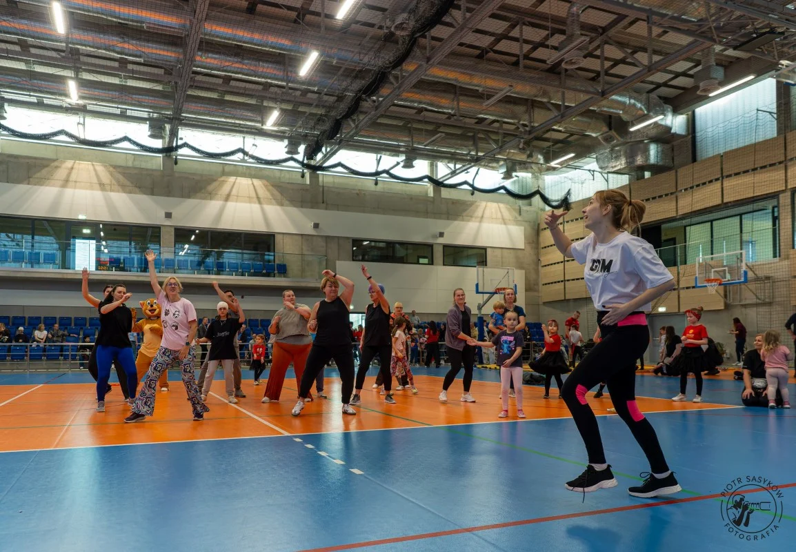 Hala na Skałce pełna energii. Za nami charytatywny dzień fitness w Świętochłowicach / fot. Piotr Sasyków Fotografia