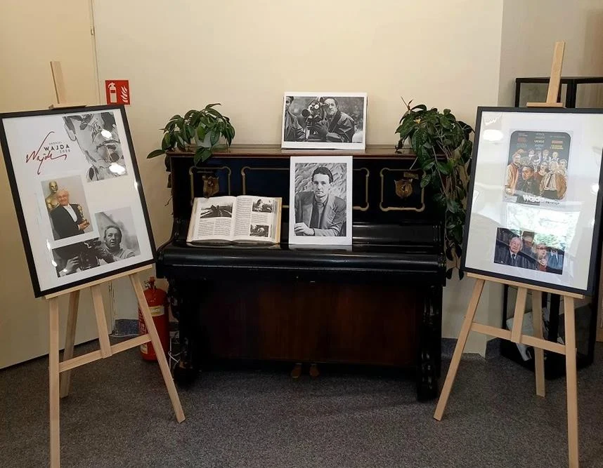 100 lat Andrzeja Wajdy. Spotkanie Klubu Seniora w bibliotece w Kosztowach