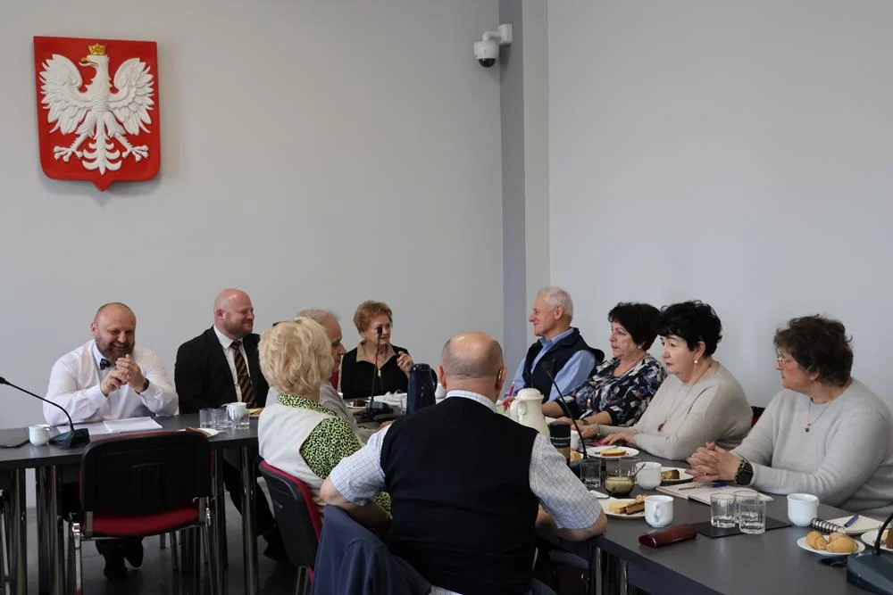 Nowy Wydział ds. Seniorów w Orzeszu – Burmistrz o udogodnieniach dla starszych mieszkańców