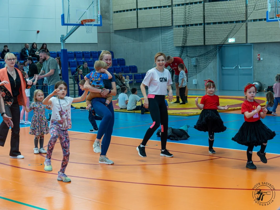 Hala na Skałce pełna energii. Za nami charytatywny dzień fitness w Świętochłowicach / fot. Piotr Sasyków Fotografia