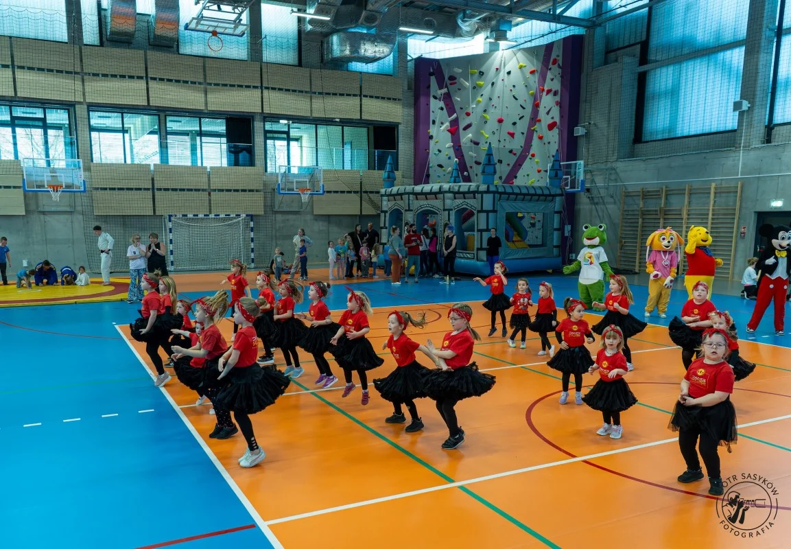 Hala na Skałce pełna energii. Za nami charytatywny dzień fitness w Świętochłowicach / fot. Piotr Sasyków Fotografia