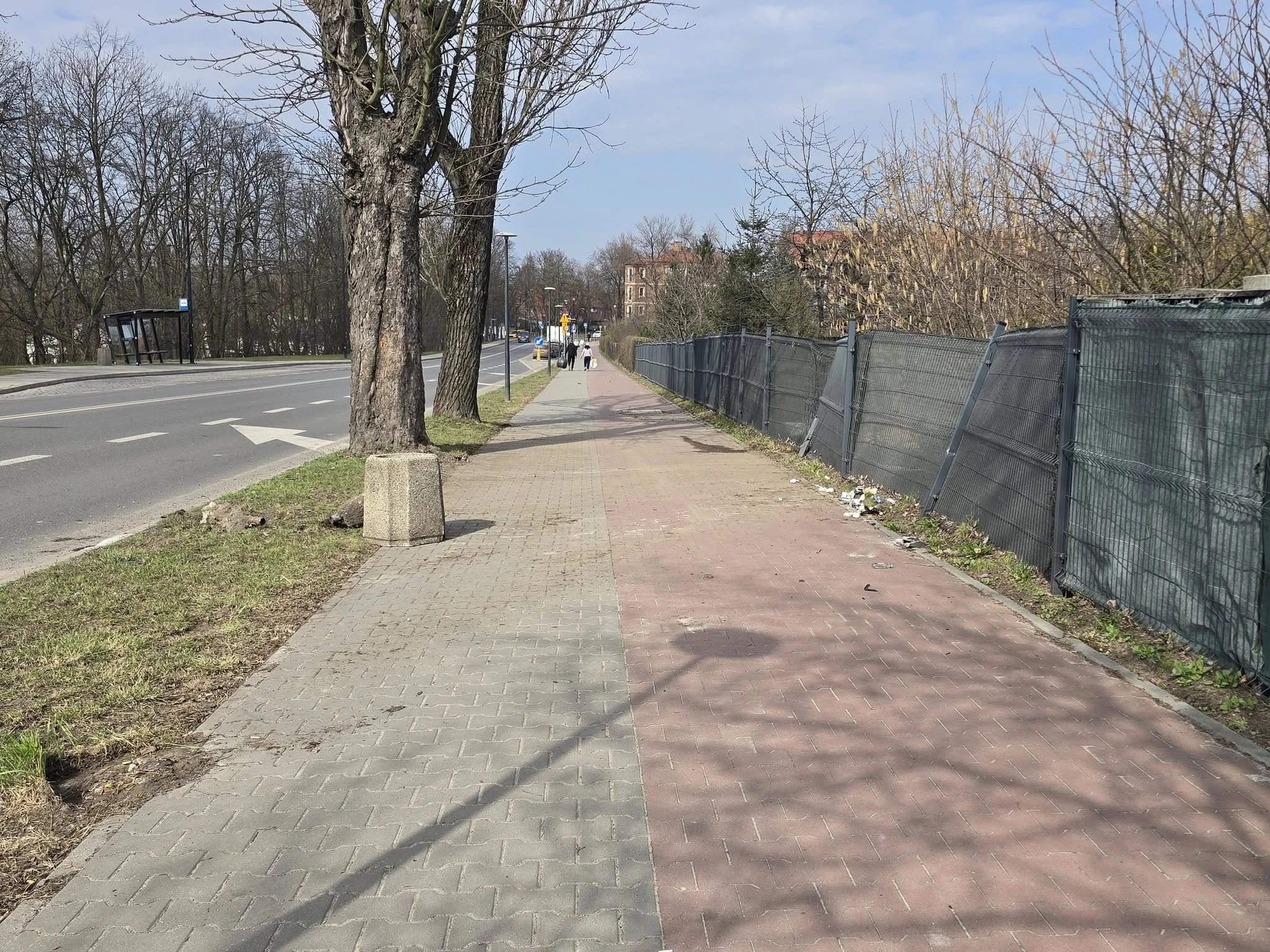 Groźne zdarzenie drogowe na ul. Wolności. Kierowca wjechał w ogrodzenie