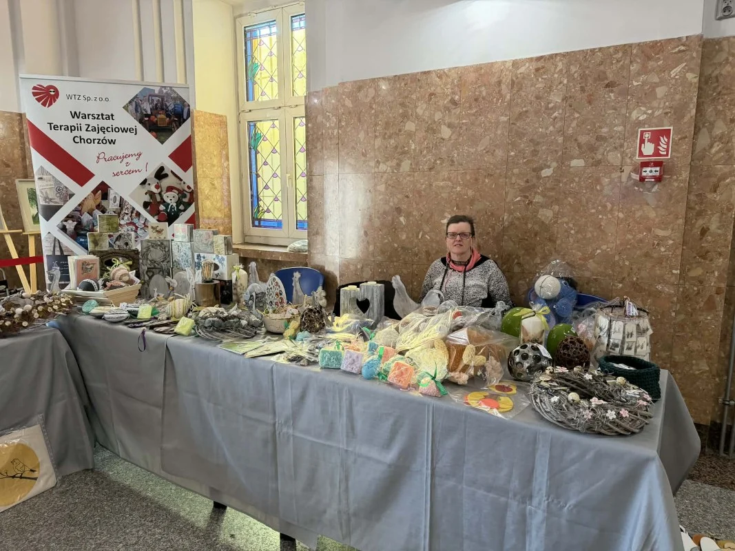 Kiermasz w urzędzie miasta. Ręcznie robione ozdoby i realna pomoc