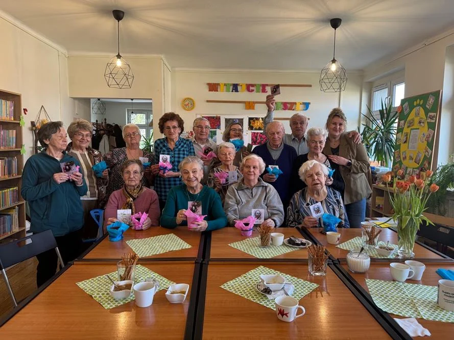 Seniorzy i dzieci powitali wiosnę w mysłowickiej bibliotece