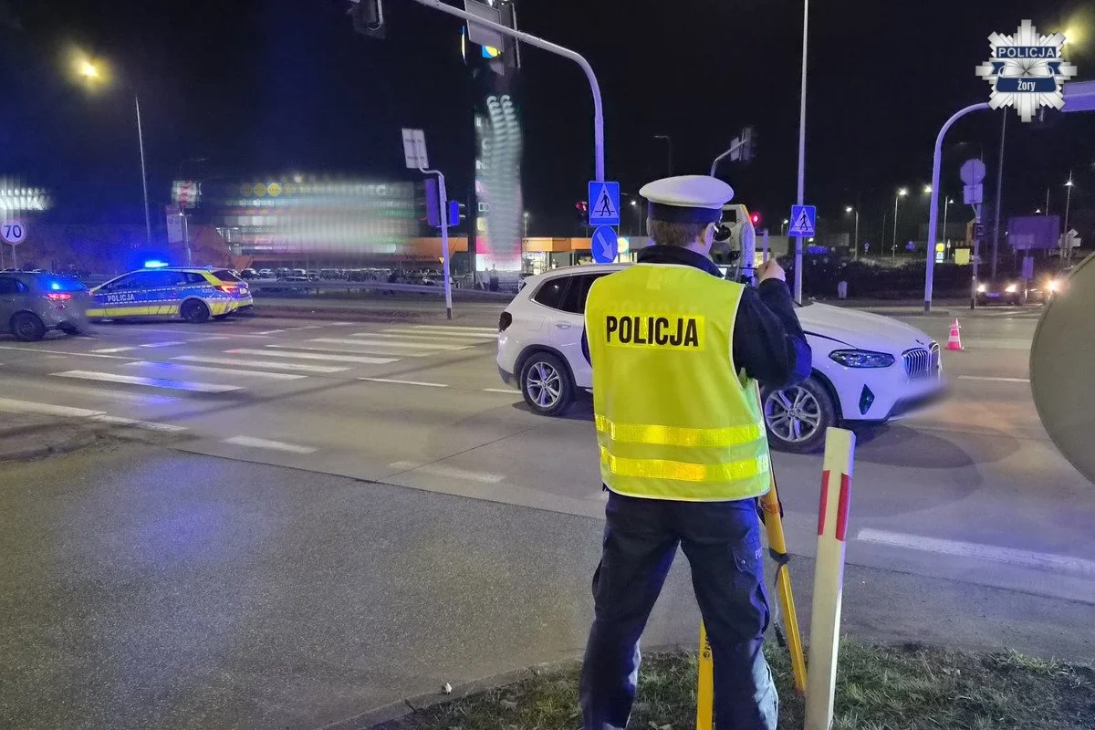 Wtargnęli na czerwonym świetle. Dwaj piesi potrąceni na DK81