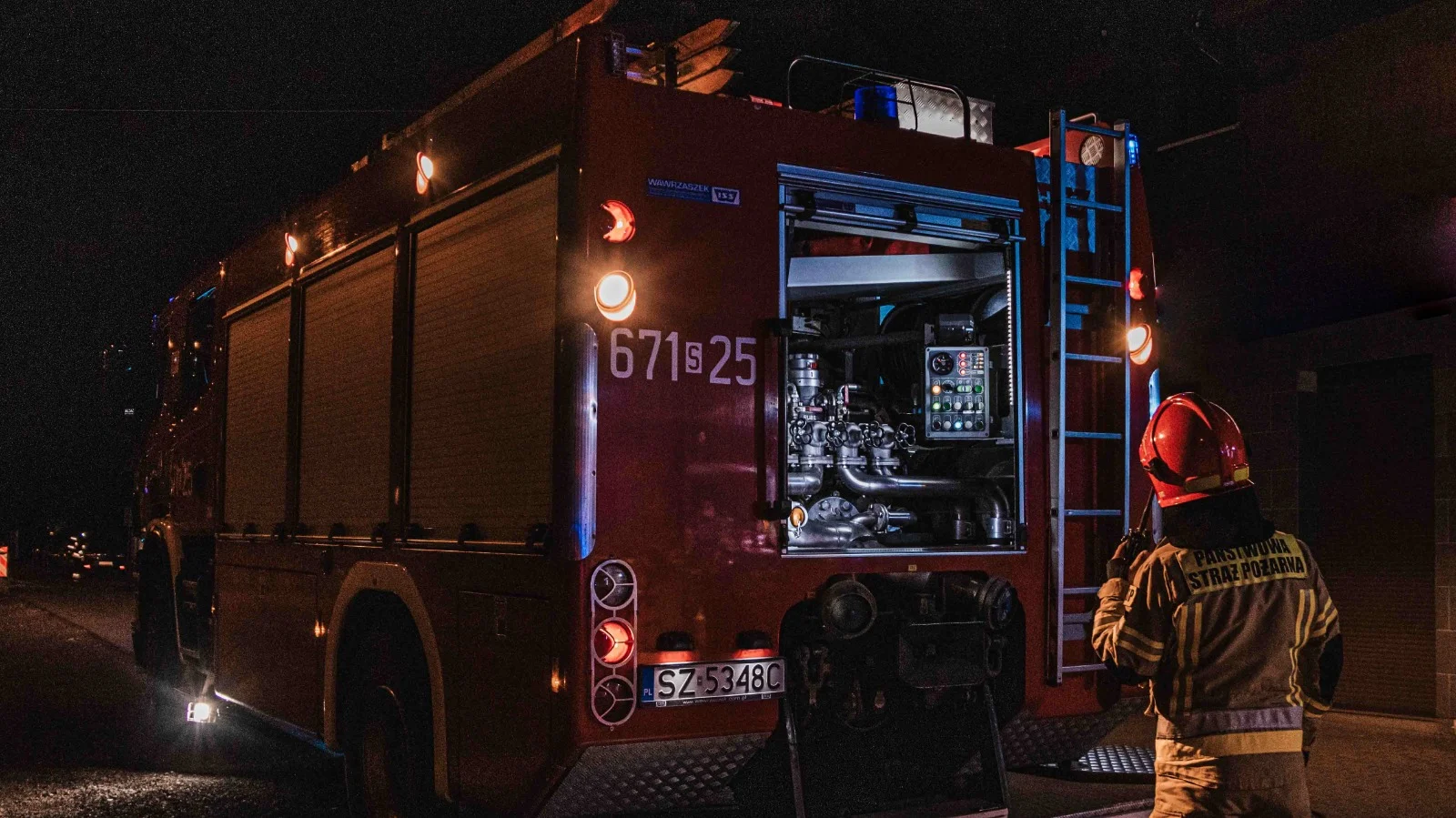 Pożar mieszkania przy ul. Legnickiej w Zabrzu. Lokator trafił pod opiekę ratowników