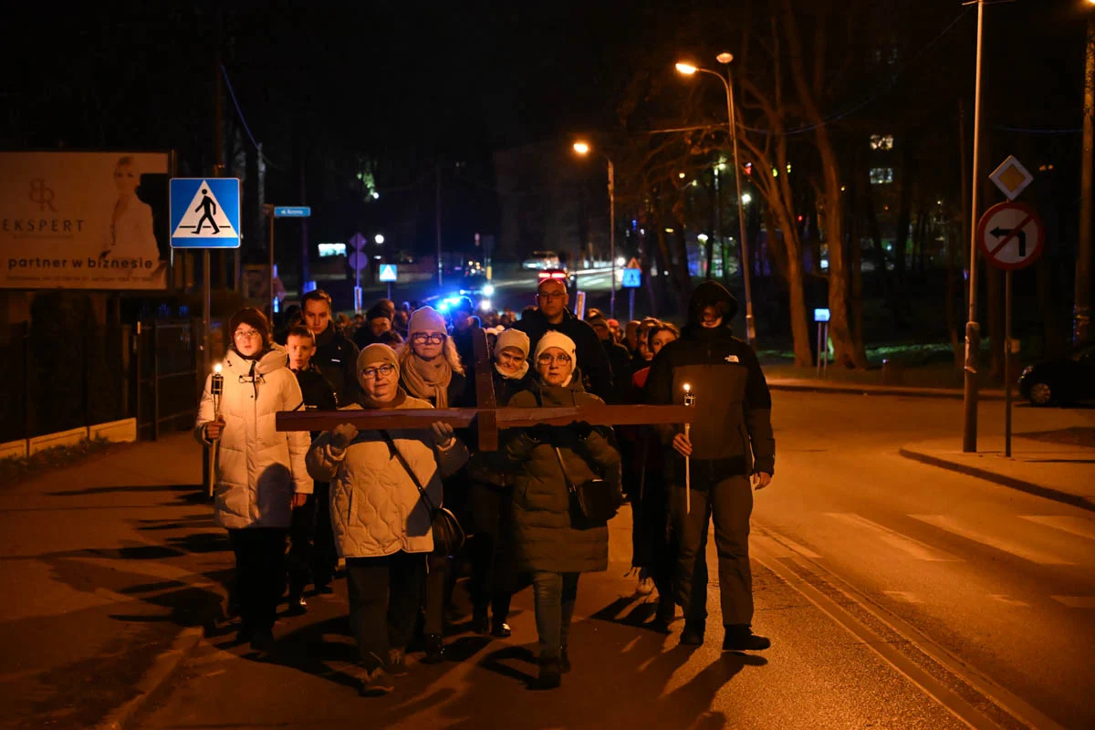 Wierni przeszli w Drogach Krzyżowych ulicami Rudy Śląskiej / fot. Marek Faber