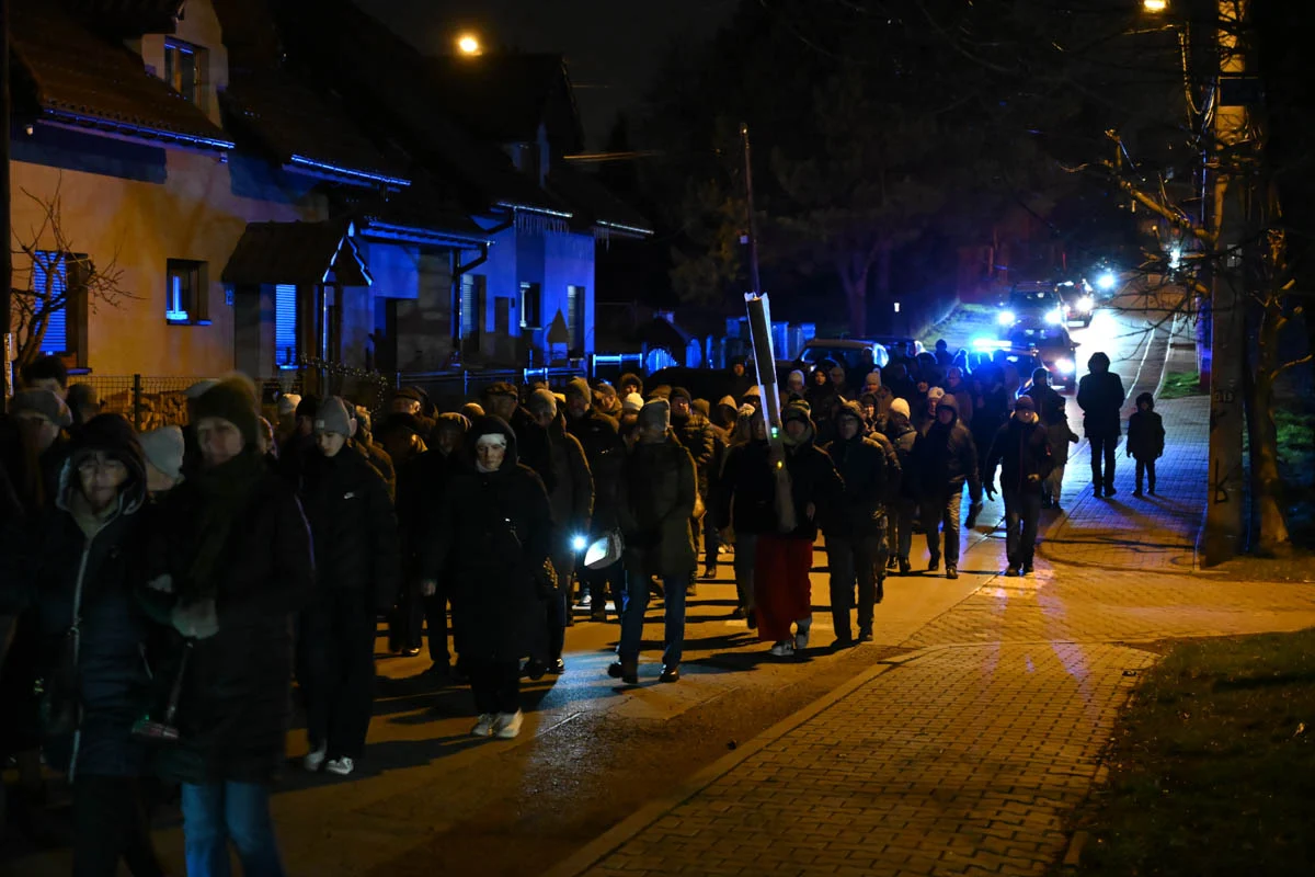 Wierni przeszli w Drogach Krzyżowych ulicami Rudy Śląskiej / fot. Marek Faber