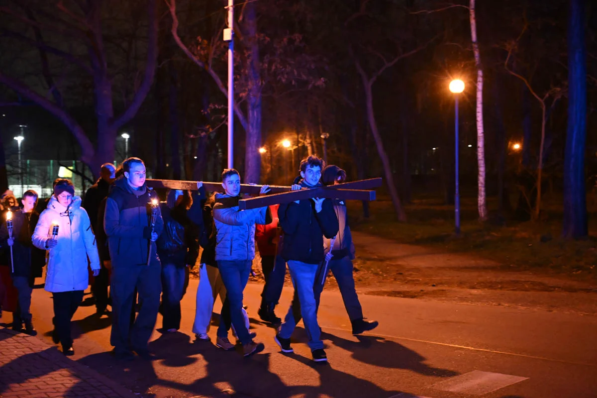 Wierni przeszli w Drogach Krzyżowych ulicami Rudy Śląskiej / fot. Marek Faber