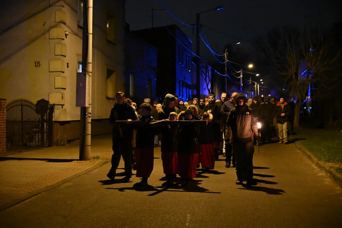 Wierni przeszli w Drogach Krzyżowych ulicami Rudy Śląskiej / fot. Marek Faber