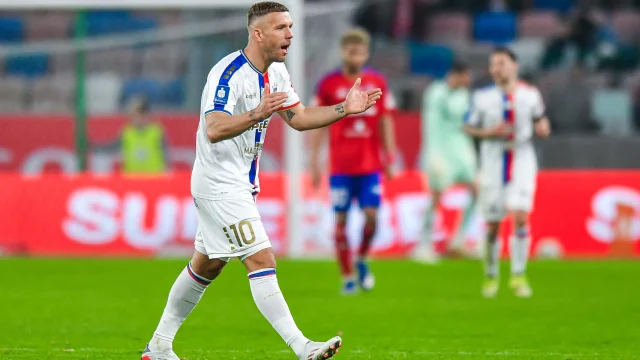 Lukas Podolski z czerwoną kartką i dodatkową karą. Uderzył innego zawodnika